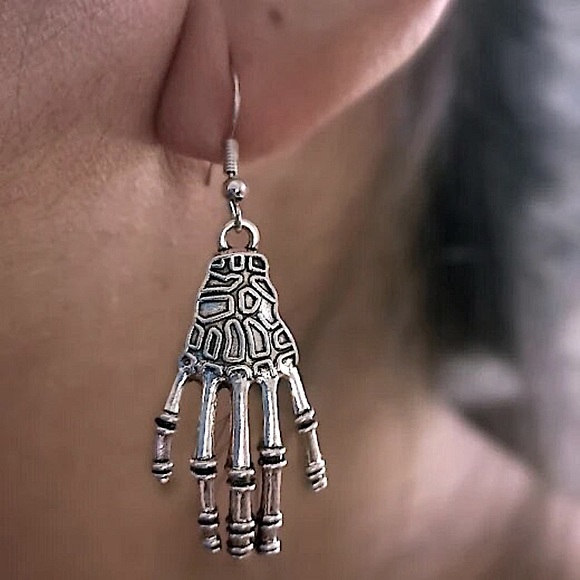 Silver skeleton hand earrings - Picture 7 of 11